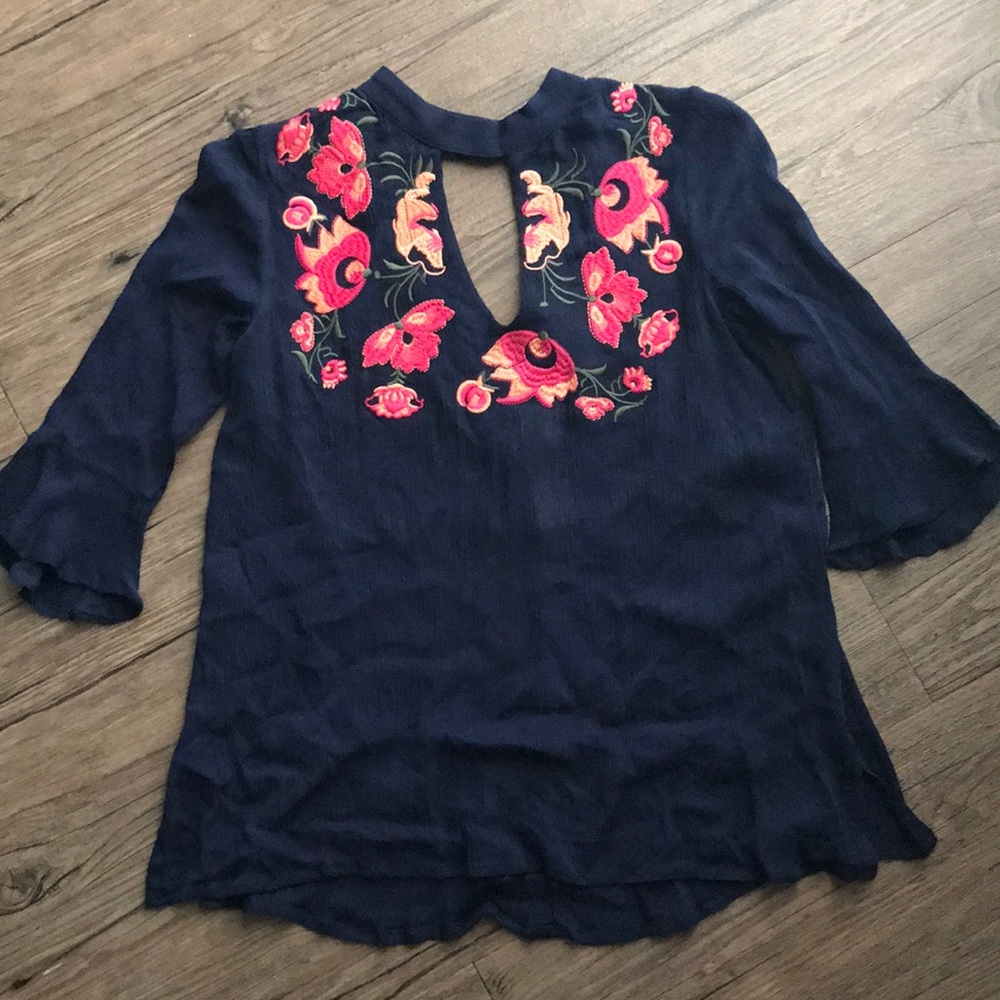Keyhole flower detailed top, by Blue Rain